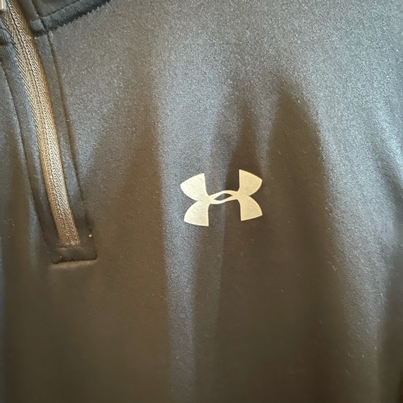 Long sleeve activewear top. - Picture 3 of 3